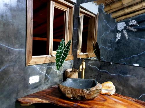 a bathroom with a bowl sink on a wooden counter at Hostal Olmito Canoa in Canoa
