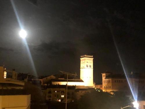 oświetlona wieża zegarowa w nocy ze światłem ulicznym w obiekcie MIRADOR MUDEJAR w mieście Teruel