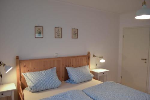 sypialnia z łóżkiem z 2 niebieskimi poduszkami w obiekcie Ferienhaus Tiefenthal -NICHT FÜR MONTEURE- w mieście Bad Staffelstein