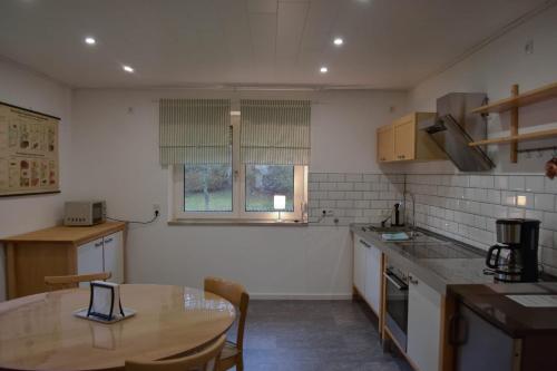 Η κουζίνα ή μικρή κουζίνα στο Ferienhaus Tiefenthal -NICHT FÜR MONTEURE-