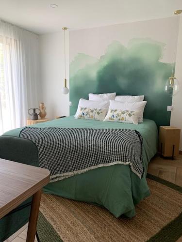 ヌフシャテル・アルドロにあるArt de l'Ôの緑の壁のベッドルーム1室