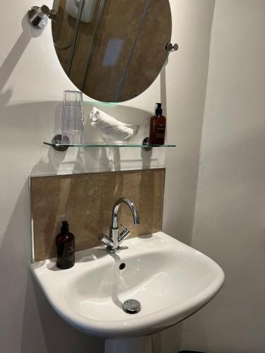 Overdale Guesthouse and Free Parking photo 84