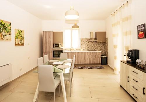 eine Küche und ein Esszimmer mit einem Tisch und Stühlen in der Unterkunft Amantea Apartment THE NEW in Amantea