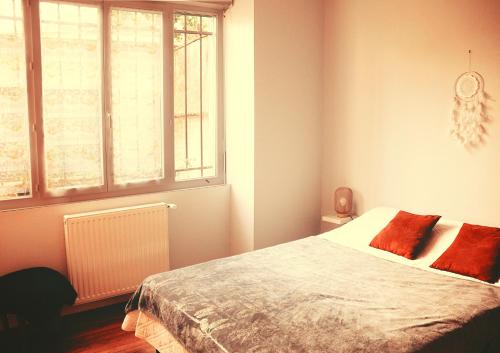 1 dormitorio con cama y ventana en Pause sérénité dans le centre-ville ville de Périgueux, en Périgueux