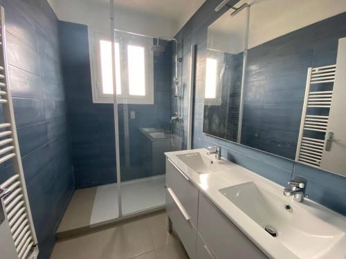 a bathroom with a sink and a glass shower at Villa T5 avec jardin, 100m plage, clim, WiFi, pour 8-10 pers, Le Barcarès - FR-1-81-524 in Le Barcarès
