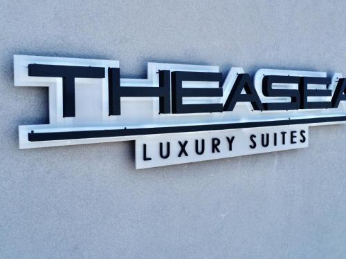 un primer plano del logotipo de las suites de lujo terex en TheaSea Luxury Suites - Kallikrateia Halkidiki en Nea Kalikratia
