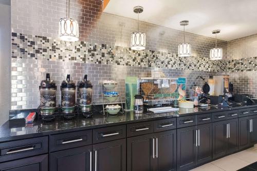una cucina con bancone e bottiglie di vino di Quality Inn Upper Sandusky a Upper Sandusky