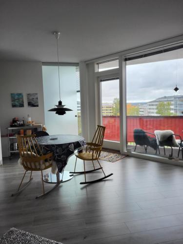 uma sala de estar com mesa e cadeiras e vista em Arctic Apartment with own Sauna em Rovaniemi