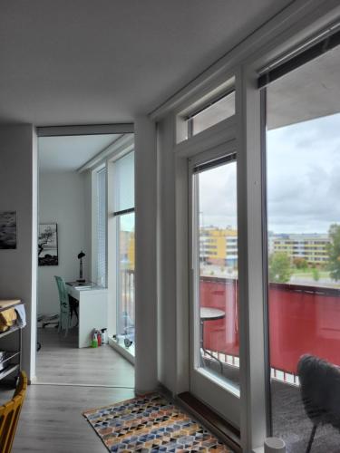 uma sala de estar com janelas e vista para a cidade em Arctic Apartment with own Sauna em Rovaniemi