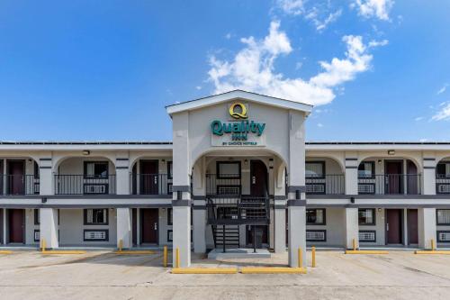 an empty parking lot in front of a hotel at Quality Inn Cameron in Cameron