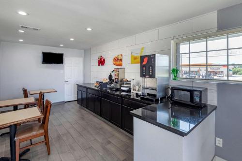 a kitchen with a counter with a microwave and a table at Quality Inn Cameron in Cameron