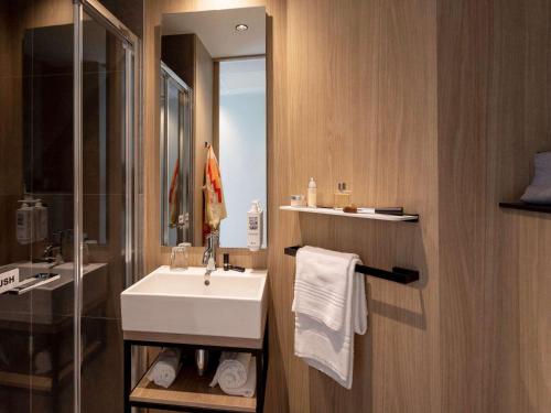 La salle de bains est pourvue d'un lavabo et d'un miroir. dans l'établissement ibis Brussels Groot Bijgaarden, à Grand-Bigard