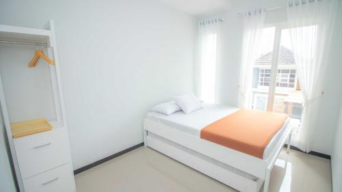 - une chambre blanche avec un lit et une fenêtre dans l'établissement Villa Fiorence Hill Premium Private Pool, à Batu