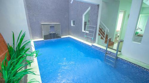 ein Badezimmer mit einem blauen Swimmingpool mit einer Toilette in der Unterkunft Villa Fiorence Hill Premium Private Pool in Batu
