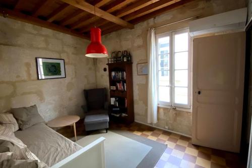sypialnia z łóżkiem, krzesłem i oknem w obiekcie "Chez Simon" Terrasse Arles Roquette w mieście Arles