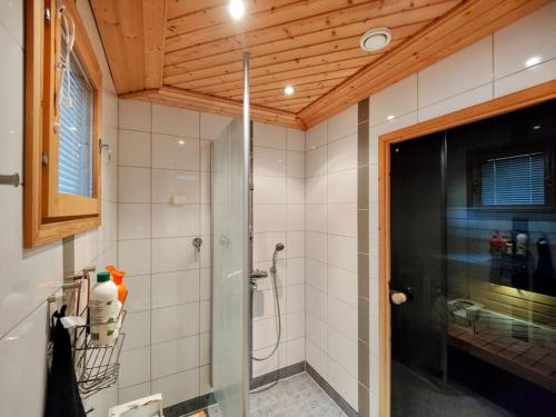 baño con ducha y puerta de cristal en Himos Virpi 8 hlö mökki porealtaalla, ei lisäkuluja!, en Jämsä