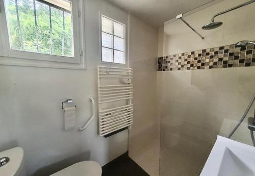 a bathroom with a shower and a toilet and a sink at Maison avec sous sol indépendant et parking à 2km de Versailles in Buc