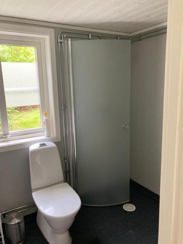 a bathroom with a toilet and a window at Ankiborg in Färjestaden