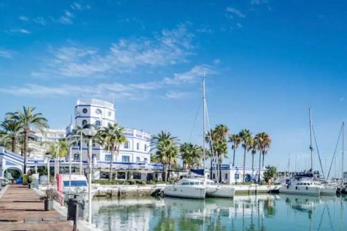 Lovely 1 bedroom apartment with sea views and pool