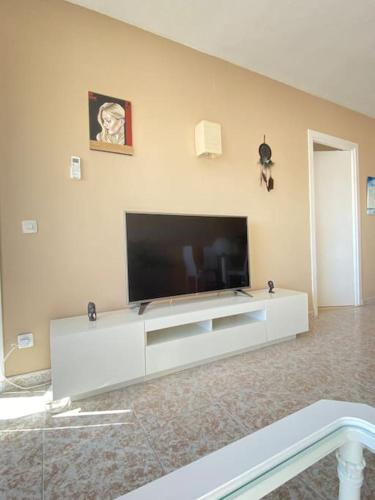 Lovely 1 bedroom apartment with sea views and pool