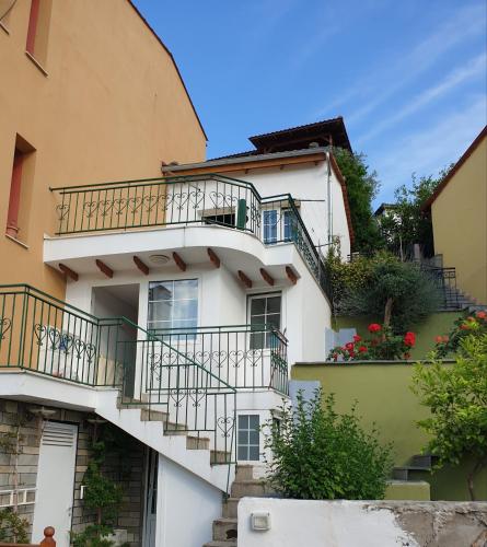 Elegant villa up to the port