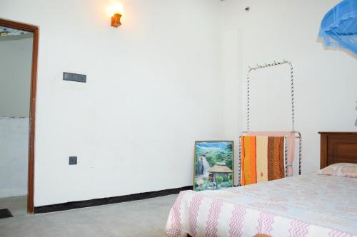 1 dormitorio con cama y espejo grande en Tharaka Homestay, en Weligama