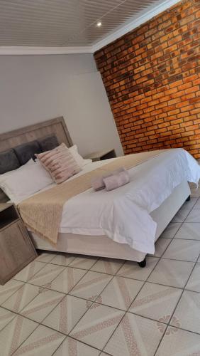 Ein Bett oder Betten in einem Zimmer der Unterkunft The Unit Party House