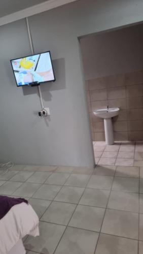Ein Badezimmer in der Unterkunft The Unit Party House
