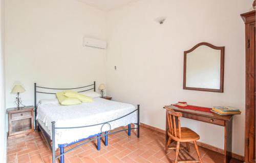 una camera con letto, scrivania e specchio di Lovely Home In Sedini With Swimming Pool a Sedini