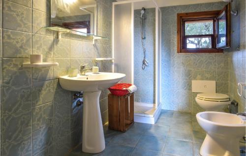 bagno con lavandino e servizi igienici di Lovely Home In Sedini With Swimming Pool a Sedini