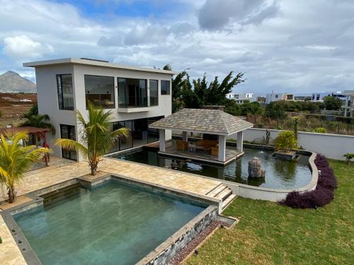 - une vue aérienne sur une maison avec une piscine dans l'établissement Green Creek Villa, à Flic-en-Flac