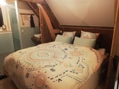 - une chambre avec un lit doté d'une tête de lit en bois dans l'établissement Volledig gerenoveerde luxe gastsuite met ontbijt, à Flessingue