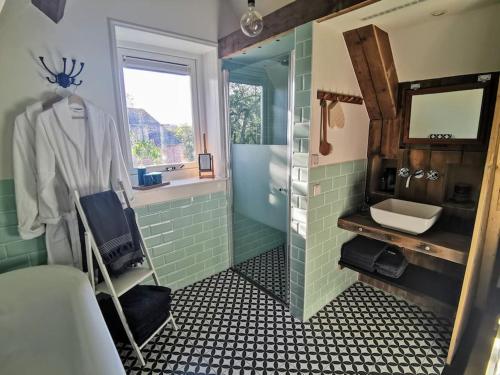 W łazience znajduje się umywalka, toaleta i prysznic. w obiekcie Volledig gerenoveerde luxe gastsuite met ontbijt w mieście Vlissingen