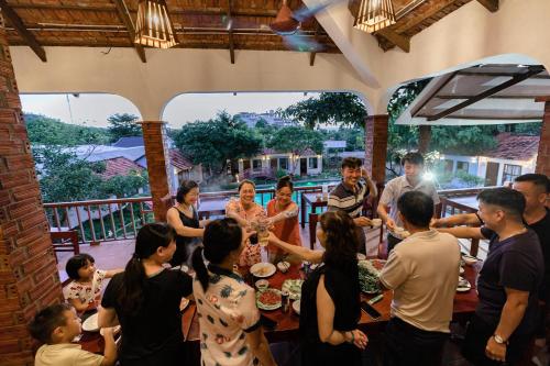 un grupo de personas de pie alrededor de una mesa en Star Hill Village Resort Phu Quoc en Phu Quoc