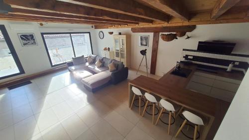 un salon avec un canapé et une table dans l'établissement Beau T4 au cœur du centre ville, à Narbonne