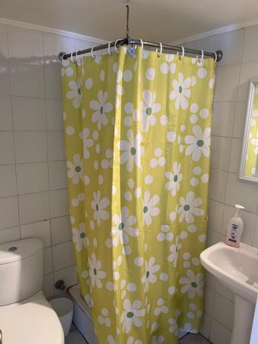 baño con cortina de ducha con flores en Hermoso Depto Jardines, en Rancagua