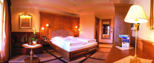 Una cama o camas en una habitación de Hotel Sonnalp