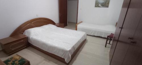 a bedroom with two beds in a room at Ευρύχωρο και άνετο διαμέρισμα στην Ιτέα Joanna's Apartment in Kírra