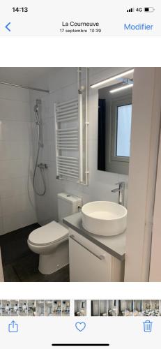 une salle de bain avec des toilettes blanches et un lavabo dans l'établissement Gite Mella, à La Courneuve