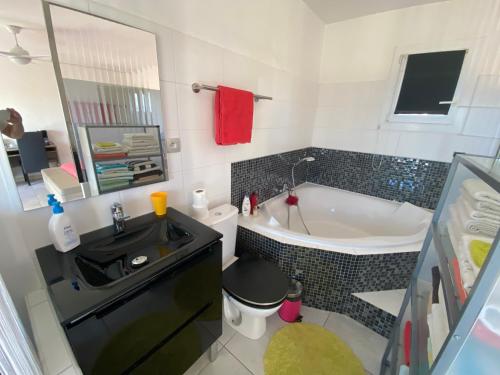 Ένα μπάνιο στο Charmante chambre avec vue mer - parking privée