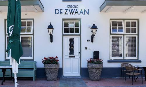 uma porta da frente de um edifício com um restaurante em Herberg de Zwaan Elspeet em Elspeet