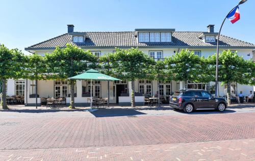 een auto geparkeerd voor een gebouw bij Herberg de Zwaan Elspeet in Elspeet