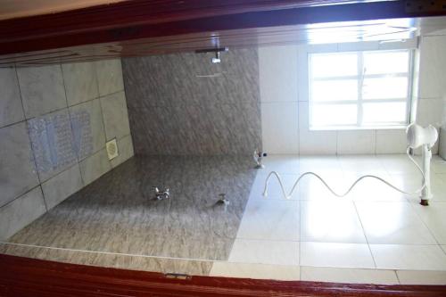 Ένα μπάνιο στο Rorot 2 bdrm stay located Annex, home away