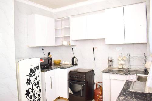 Η κουζίνα ή μικρή κουζίνα στο Rorot 2 bdrm stay located Annex, home away