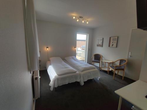 Una cama o camas en una habitación de Sdr. Omme Kro & Hotel