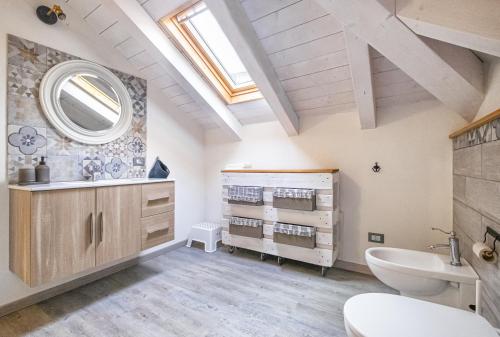 La salle de bains est pourvue d'un lavabo, de toilettes et d'un miroir. dans l'établissement A casa di Oscar, à Deiva Marina