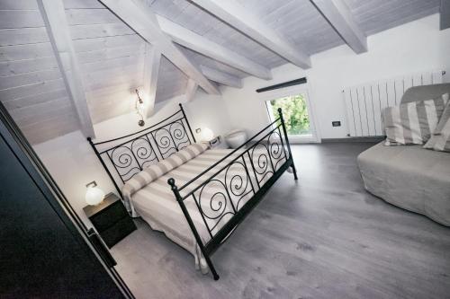 - une chambre avec un lit et un canapé dans l'établissement A casa di Oscar, à Deiva Marina