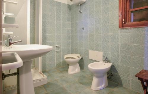 a bathroom with a toilet and a sink at Pet Friendly Home In Sedini With Kitchen in Sedini