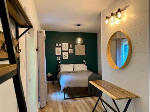Ένα ή περισσότερα κρεβάτια σε δωμάτιο στο Condos St-Côme - Le Loft, au coeur des activités