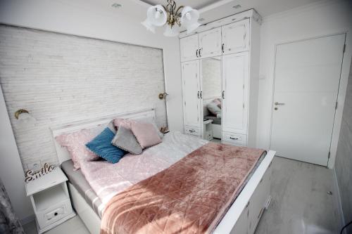 Una cama o camas en una habitación de Apartman MDB RETRO